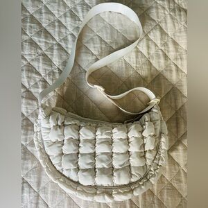 Wild Fable Half Moon Quilted
Crossbody Bag in Off-White 🤍